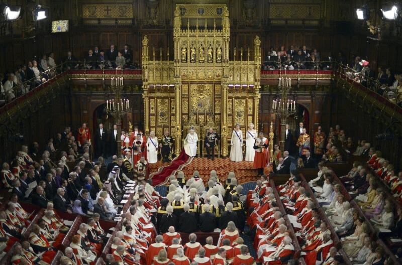 Elisabeth II devant la Chambre des lords en juin 2014. Elisabeth II devant la Chambre des lords en juin 2014.
